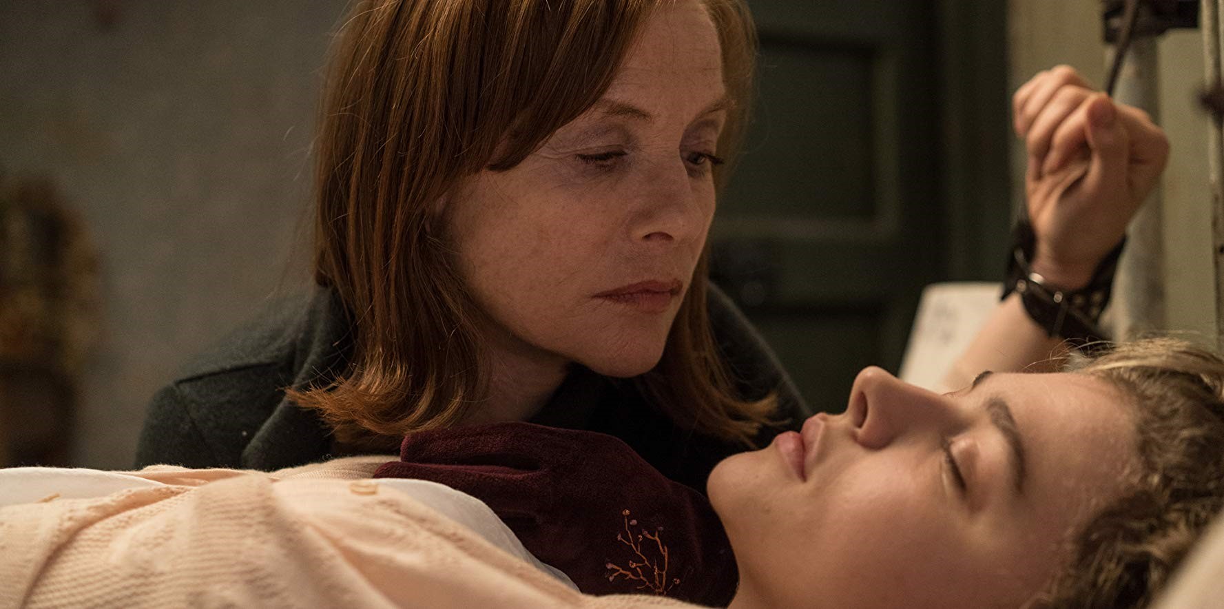 Isabelle Huppert och Cloë Grace Mortez i filmen Greta.