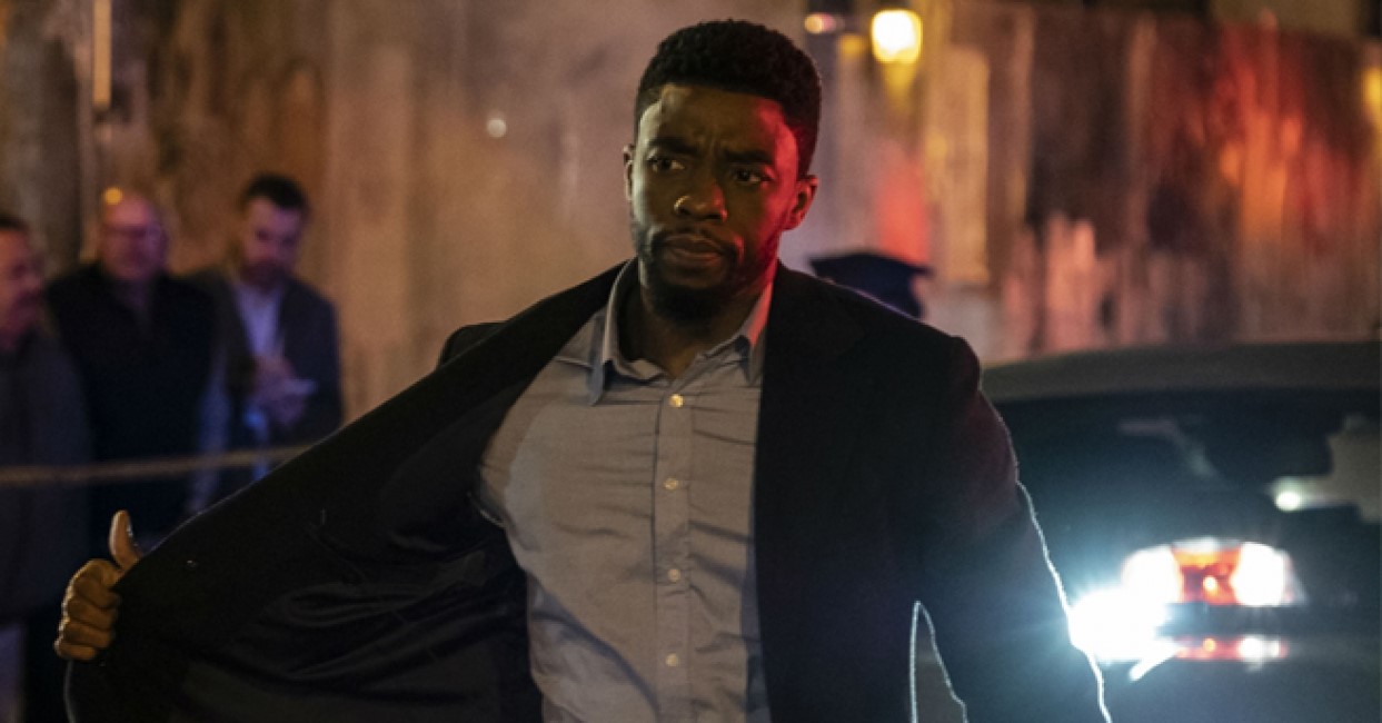 Chadwick Boseman som spelar polis