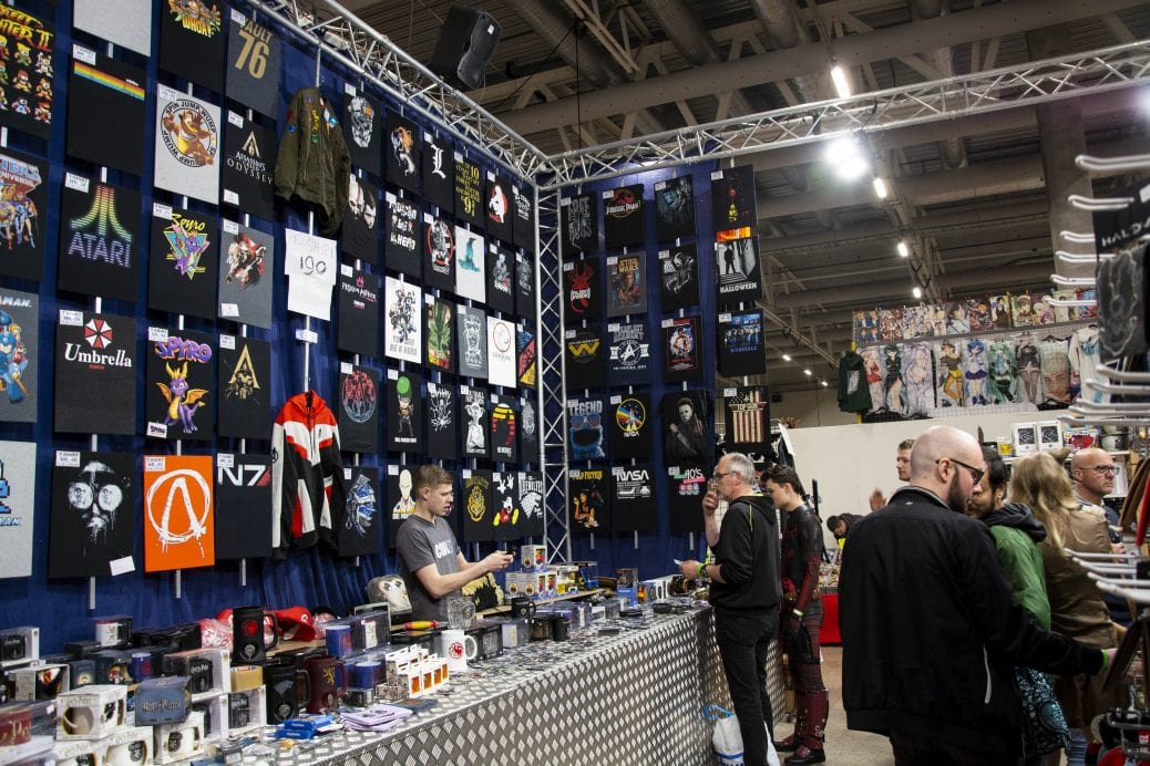 Massor av merch på Comic Con 2019.