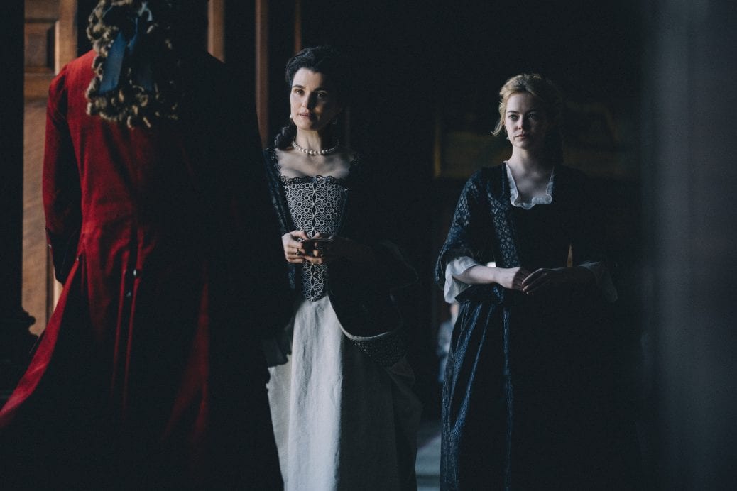 Rachel Weisz och Emma Stone i The Favourite.