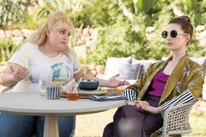 Rebel Wilson och Anne Hathaway i "The Hustle".