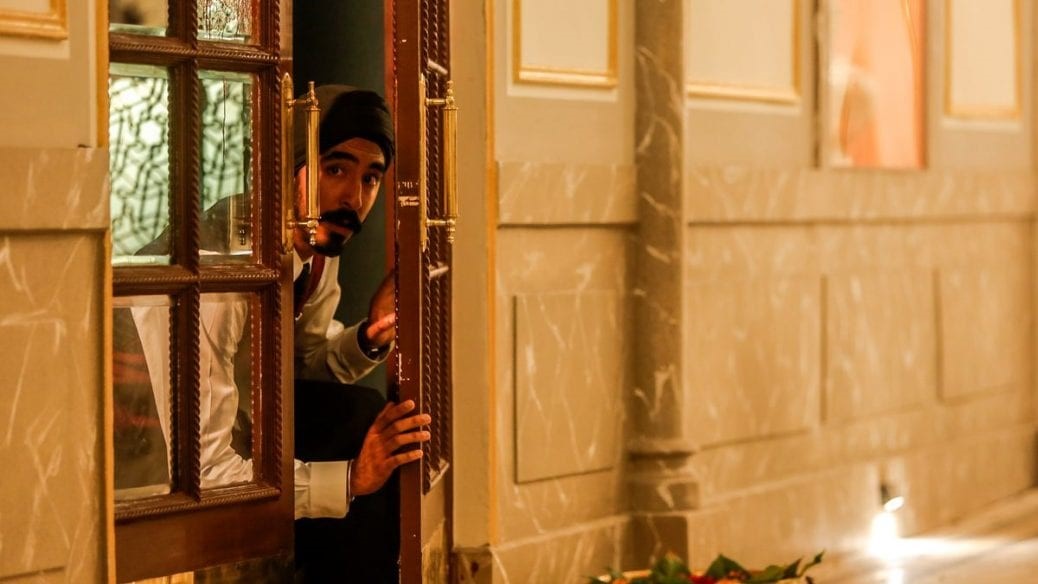 Dev Patel söker skydd i Hotel Mumbai.