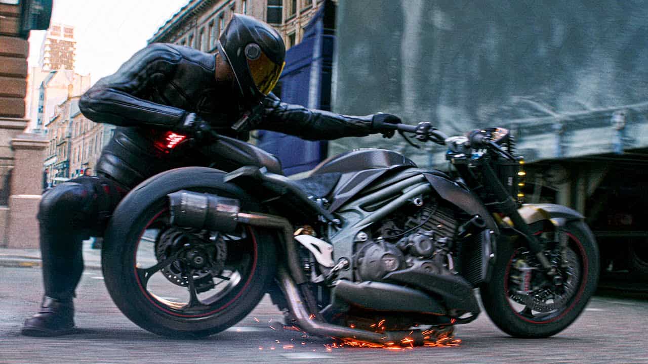 En motorcykel som viker sig i Hobbs & Shaw