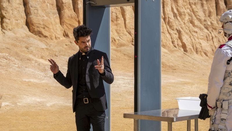 Jesse Custer går igenom en metalldetektor i fjärde säsongen av Preacher