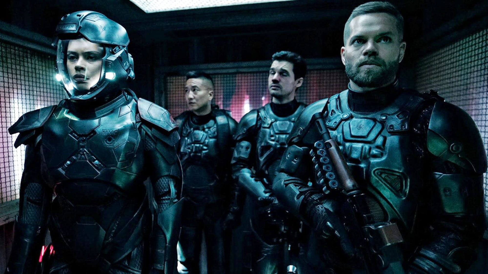 Rätt talande bild för The Expanse. Marsianen (Frankie Adams) i en stridsdräkt, en bältare (Terry Chen) lite halvt undanskymd längst bak och två Jordlingar (Steven Strait och Wes Chatham) som verkar helt oberörda av omständigheterna. Foto: Amazon Prime.