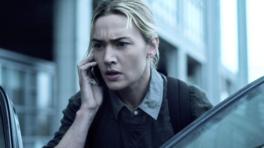 Dr. Mears (Kate Winslet) bidrar med mycket spänning, men just nu klarar vi oss utan sådan spänning. Foto: Warner Bros. Pictures.