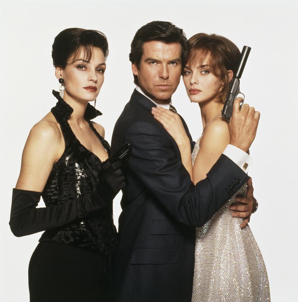 Pierce Brosnan som James Bond med Famke Jansen som Xenia Onatopp och Izabella Scorupco som Natalya Simonova. Foto: United International Pictures.