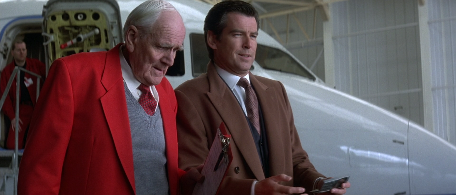 Q (Desmond Llewelyn) levererar ytterligare en "ny vacker bil" till James Bond. Foto: United International Pictures.