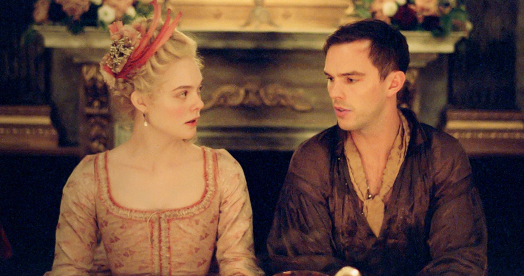 Elle Fanning och Nicolas Hoult i "The Great".