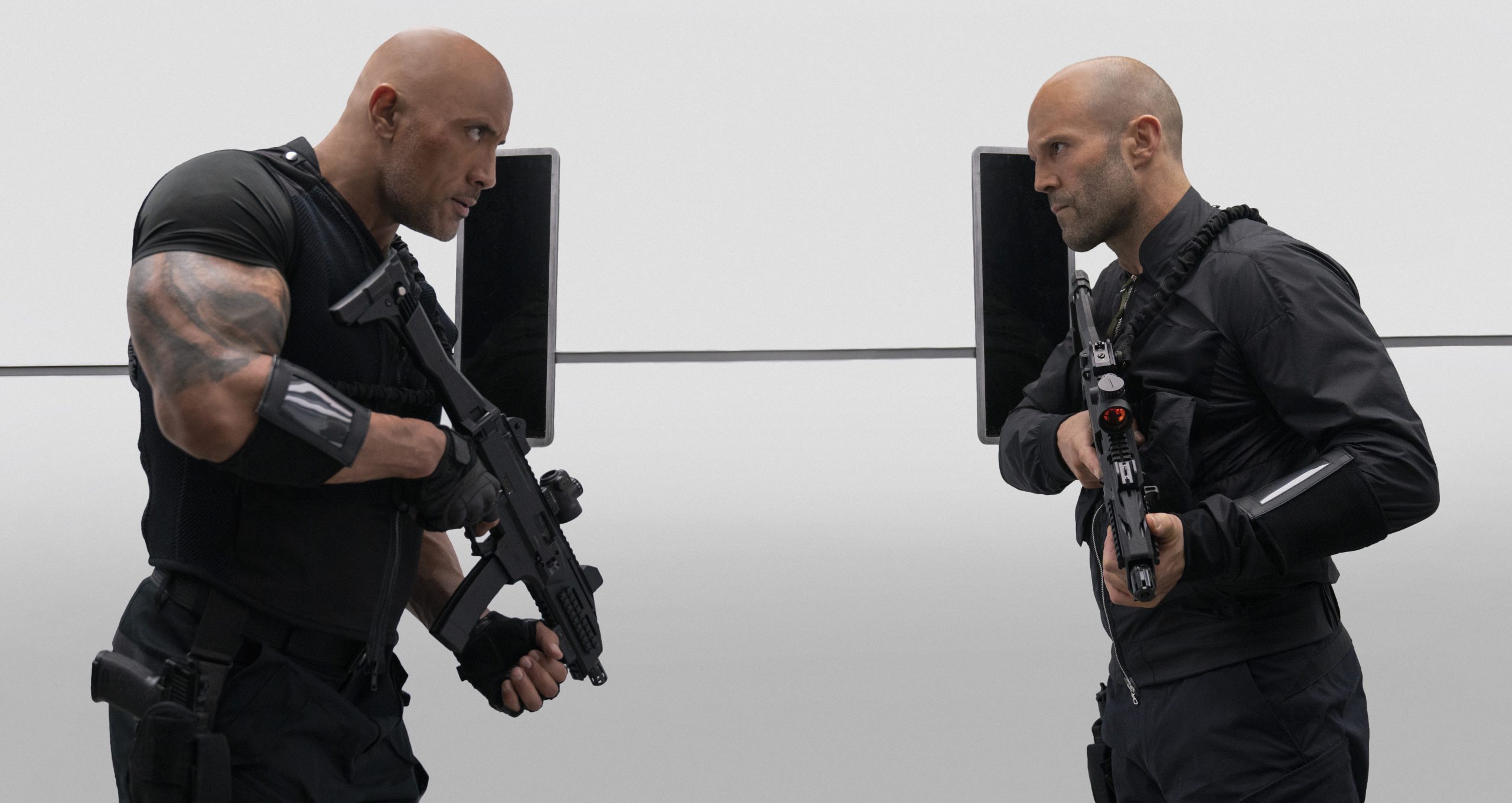 Dwayne Johnson och Jason Statham i Hobbs & Shaw. Foto: Universal Pictures.