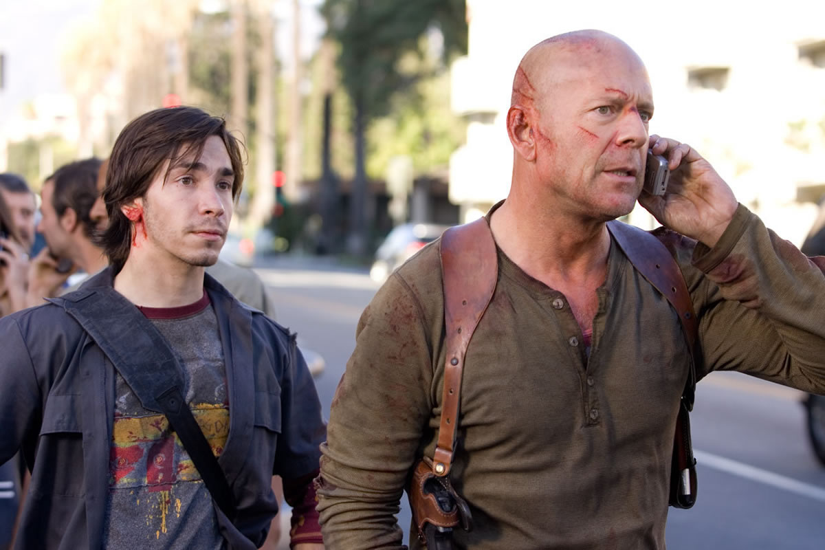 Justin Long och Bruce Willis i Die Hard 4.0