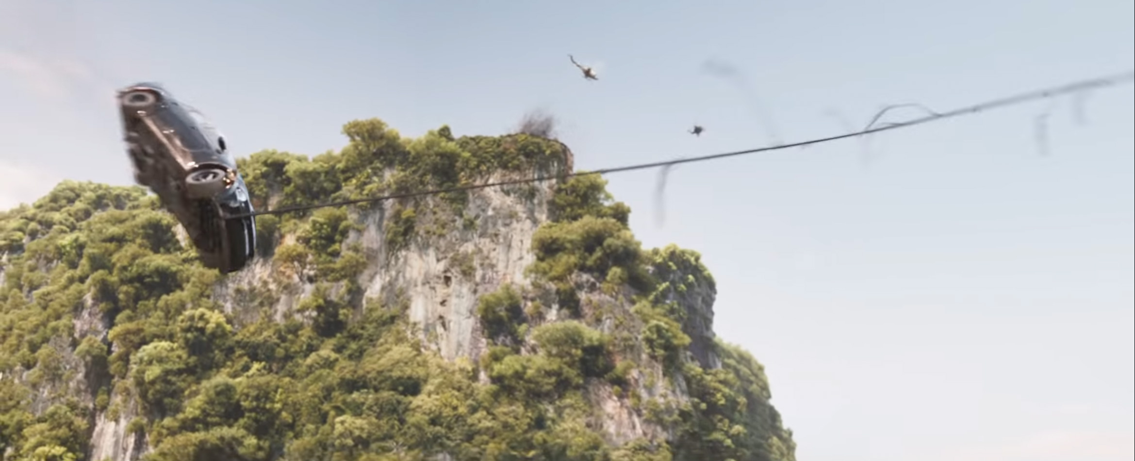 I Fast & Furious 9 har Dom blivit så bra på att köra bil att han kan svinga sin bil fram i en lian. Som Tarzan! Foto: Universal Pictures.