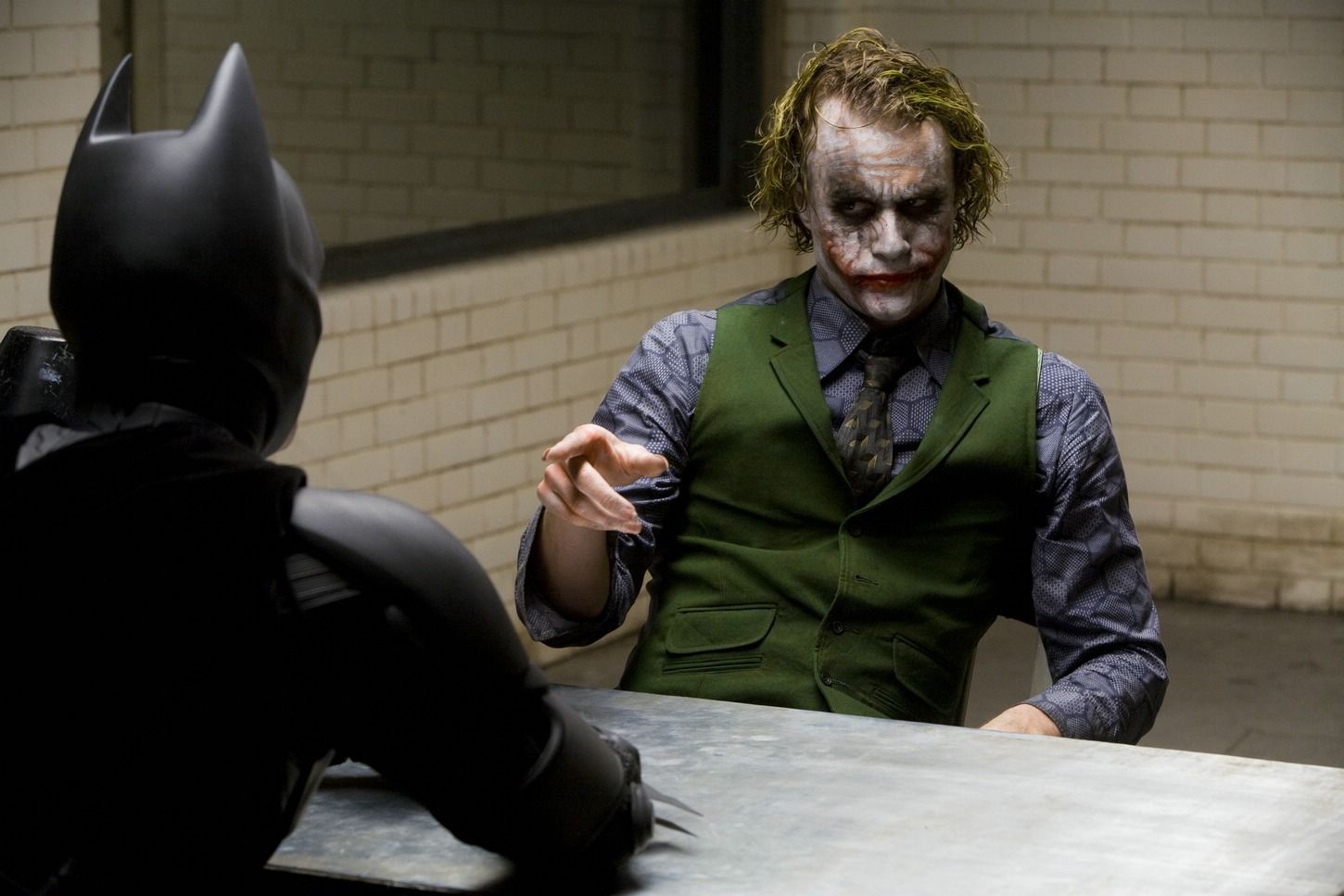 De som avskyr superhjältefilmer borde ge The Dark Knight ett försök. Den här scenen kan, med lätthet, jämföras med den legendariska kaféscenen i Heat. Foto: Warner Bros. Pictures.