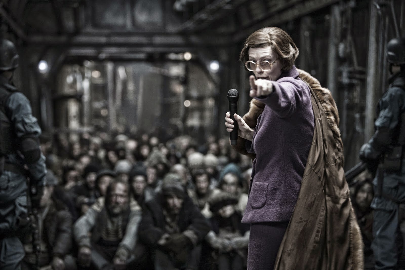 Tilda Swinton, sminkad att se ut som en viss brittisk premiärminister, förklarar klassamhället för de fattigaste i Snowpiercer". Foto: CJ Entertainment/ The Weinstein Company RADiUS TWC.