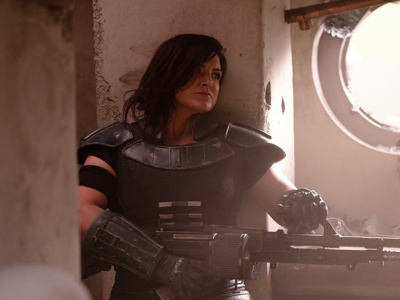 Cara Dune (Gina Carano) slår stenhårt, men ibland förlitar hon sig på sin stora bössa! Foto: Disney+.