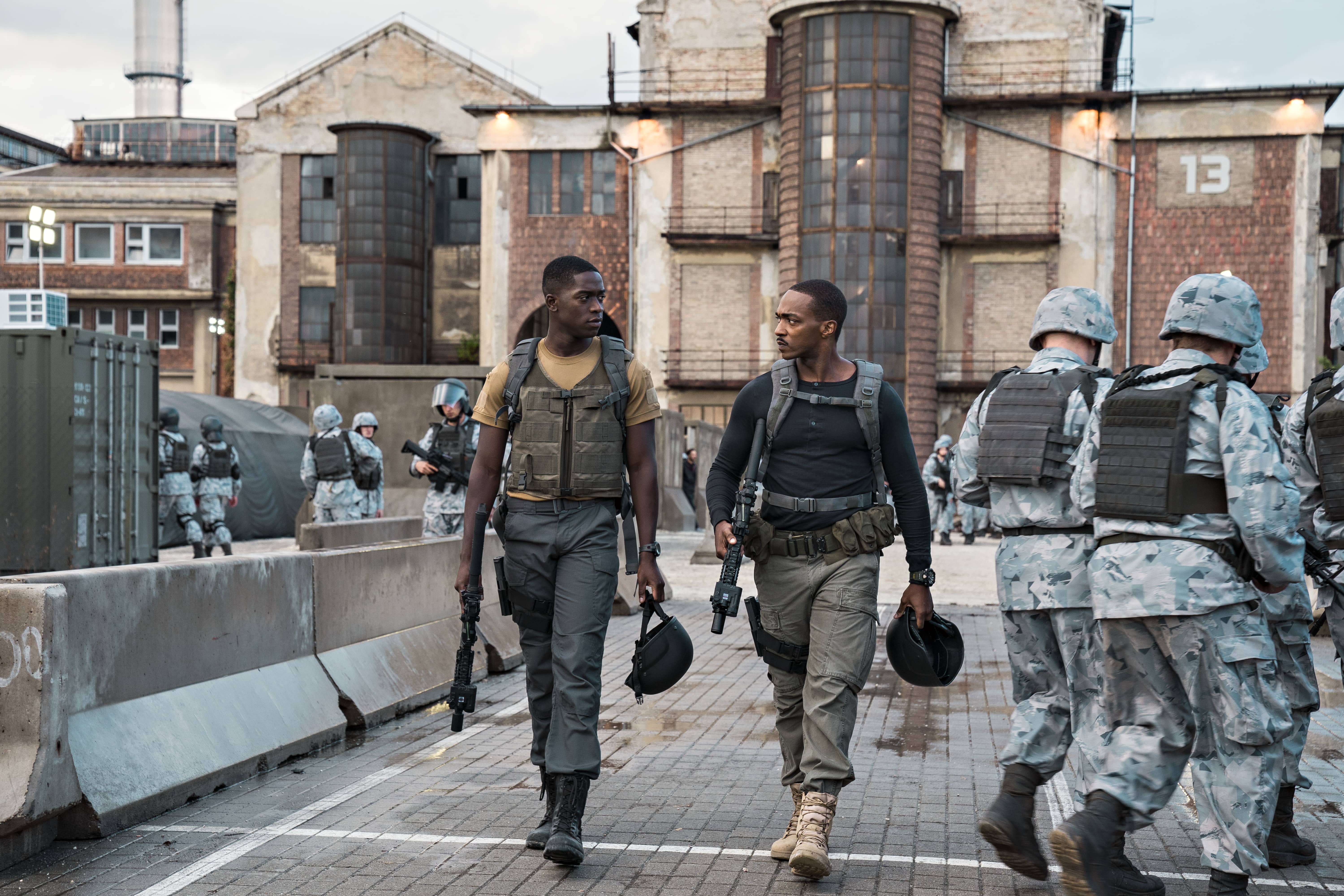 Damson Idris och Anthony Mackie i "Outside the Wire". 