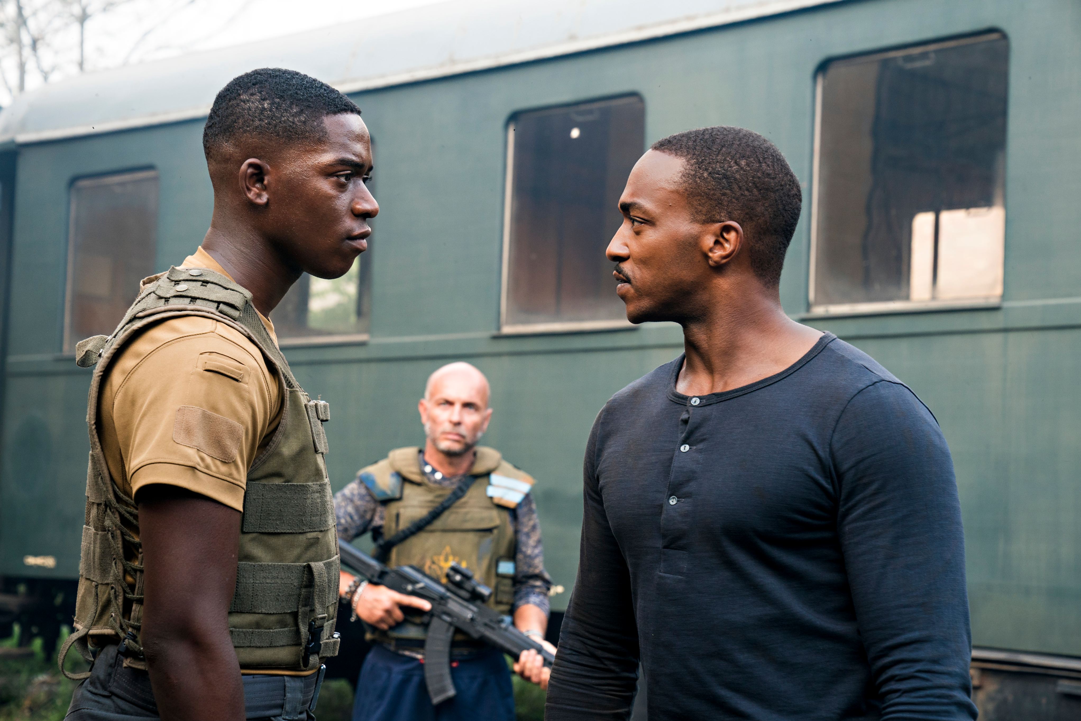 Damson Idris och Anthony Mackie i "Outside the Wire".