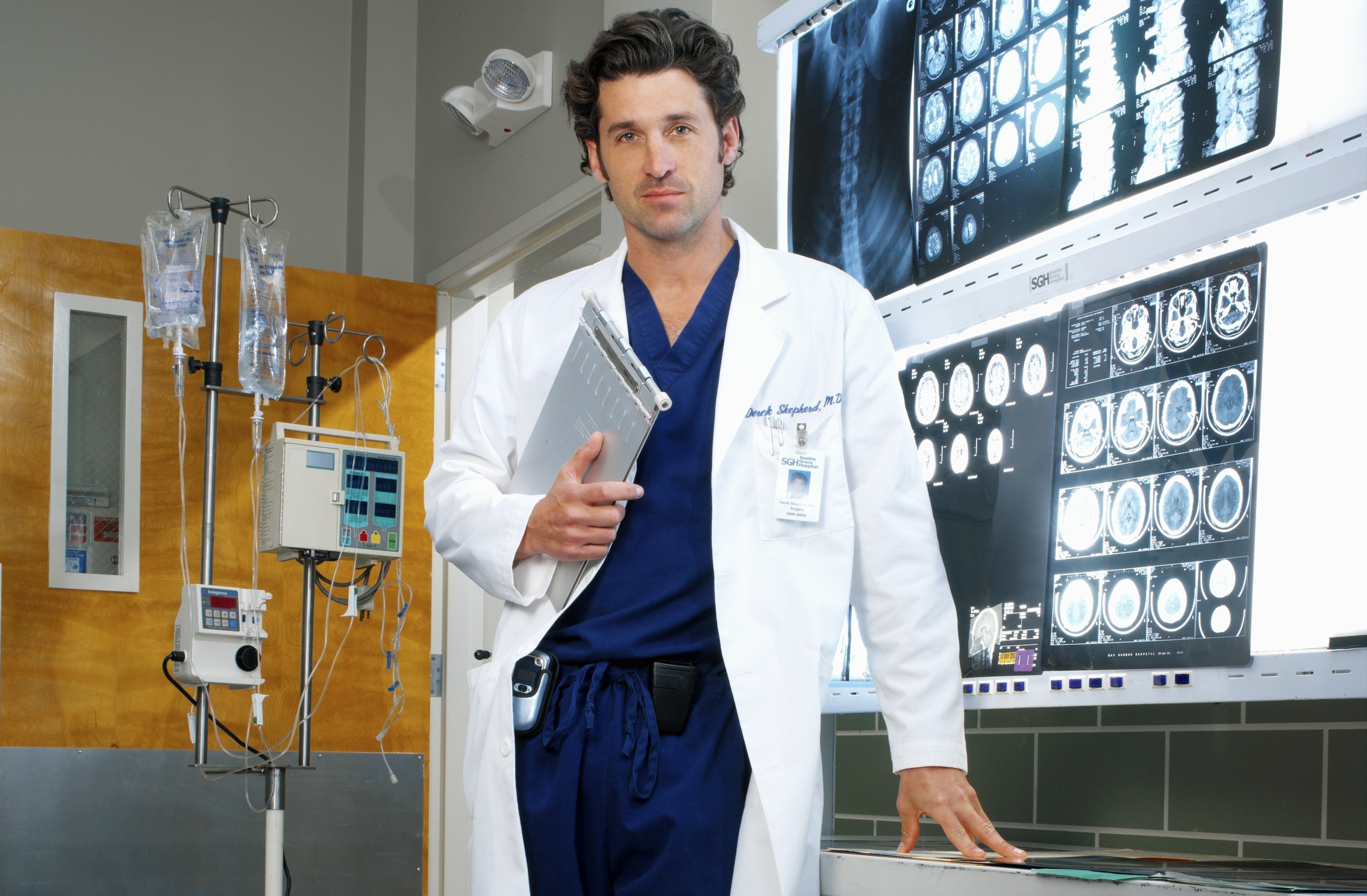 Derek Shepherd (Patrick Dempsey). Utrustningen i bakgrunden kostade nästan lika mycket som Dereks hårprodukter. Foto: Viaplay.