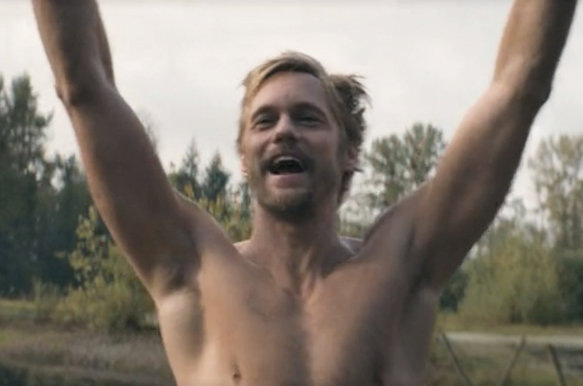 De som hoppades på att få se Alexander Skarsgårds rumpa kommer inte bli besvikna i alla fall. Foto: HBO Nordic.