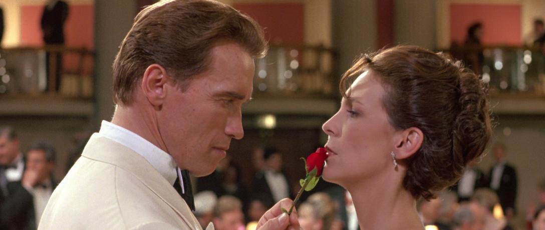 Arnold njuder upp till förförisk tango i True Lies