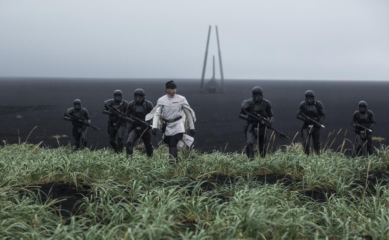 Likt Gestapo, söker Krennic och hans soldater upp folk i sina hem. Foto: Disney Studios Motion Pictures.