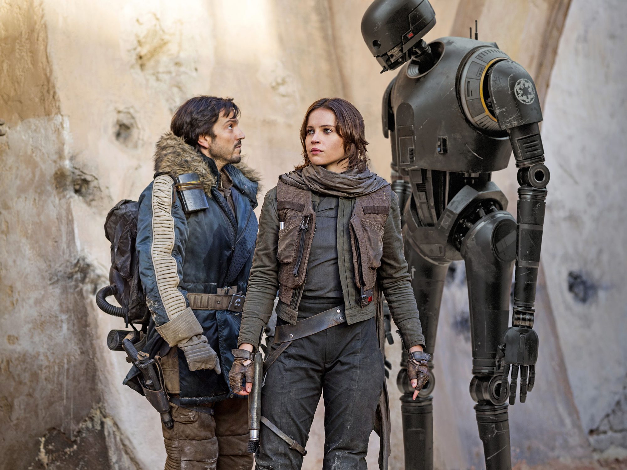 Cassian Andor (Diego Luna), Jyn Erso (Felicity Jones) och K-2SO. Foto: Disney Studios Motion Pictures.