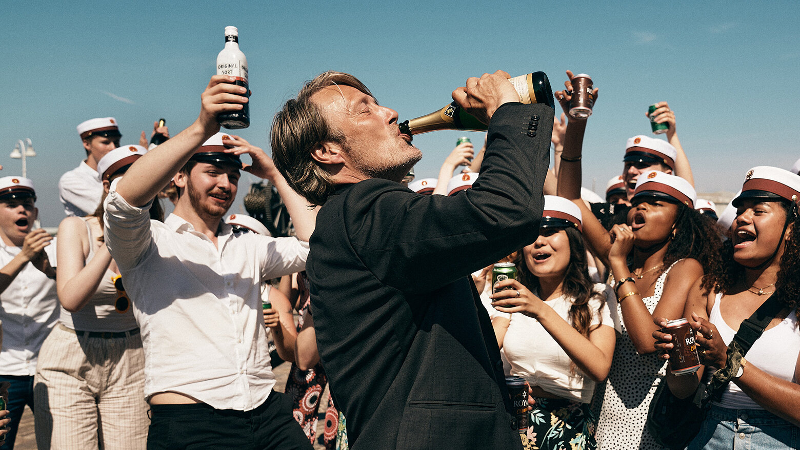 Det bästa tacktalet hölls av Thomas Vinterberg, som regisserade En runda till, som vann statyetten för bästa ingelsspråkiga film. Foto: Nordisk film. 