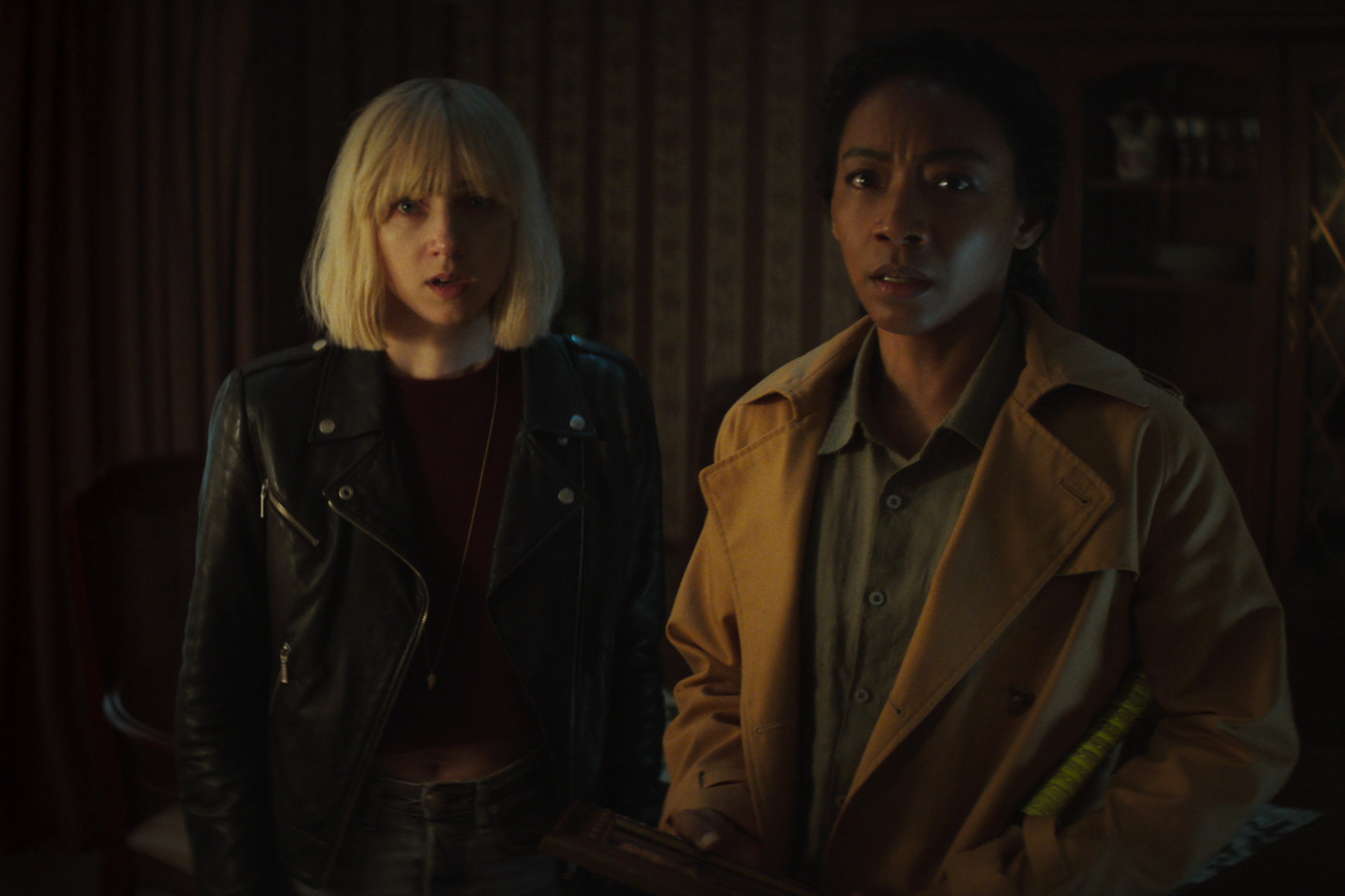 Zoe Kazan och Betty Gabriel i "Clickbait". Foto: Netflix.