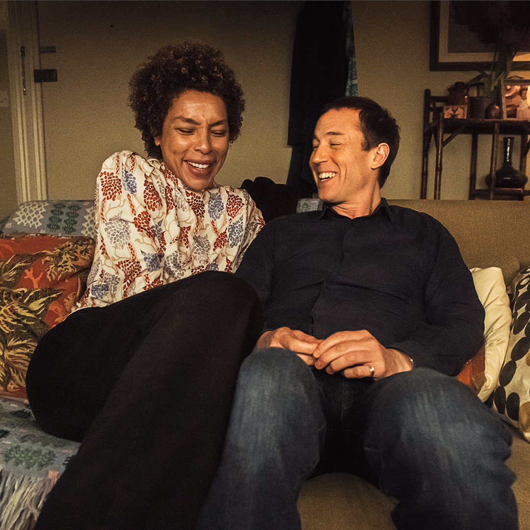 Sophie Okonedo och Tobias Menzies. Foto: Amazon Prime Video.