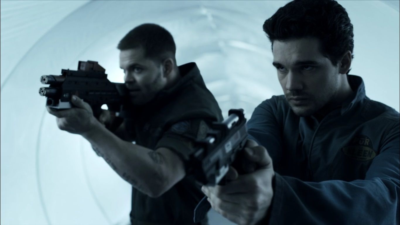 Amos Burton (Wes Chatham) och James Holden (Steven Strait) var ofta så illa tvungna att bege sig in i de väpnade konflikterna. Foto: Amazon Prime.