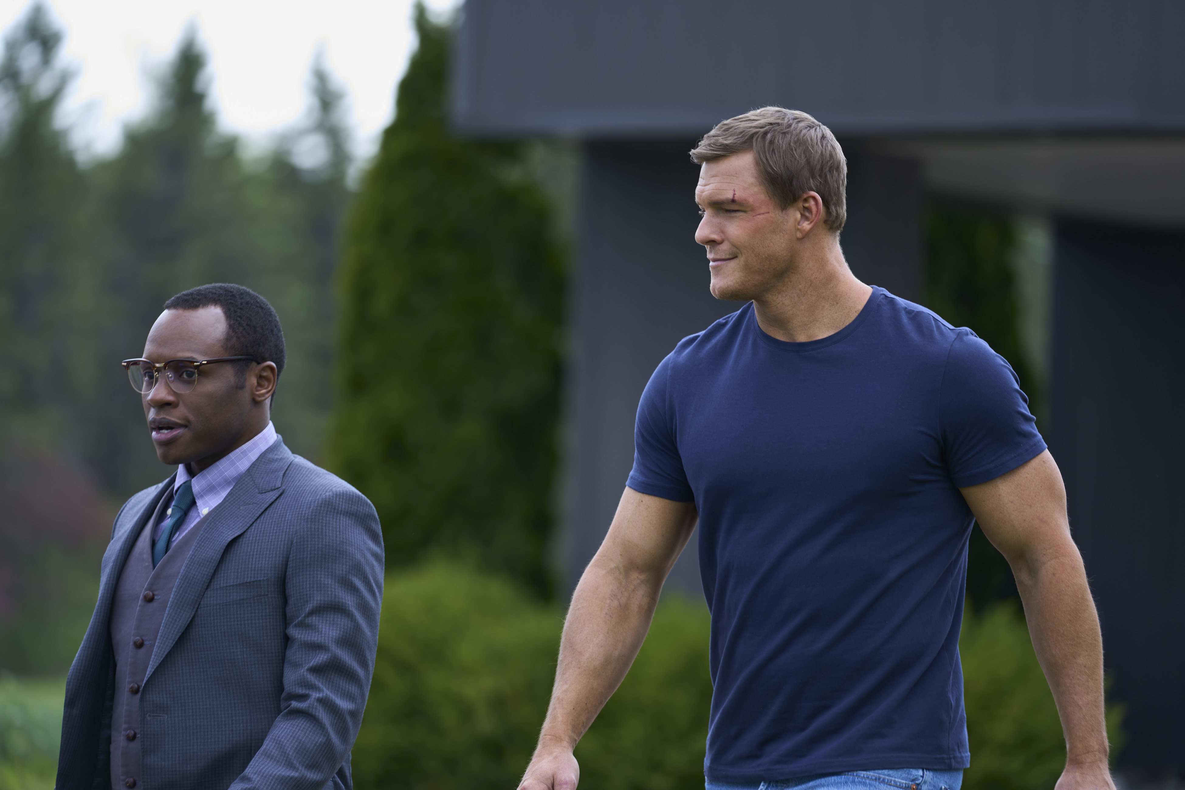 Jack Reacher (Alan Ritchson) hittar en allierad i Oscar Finley (Malcolm Goodwin). Foto: Amazon Prime.