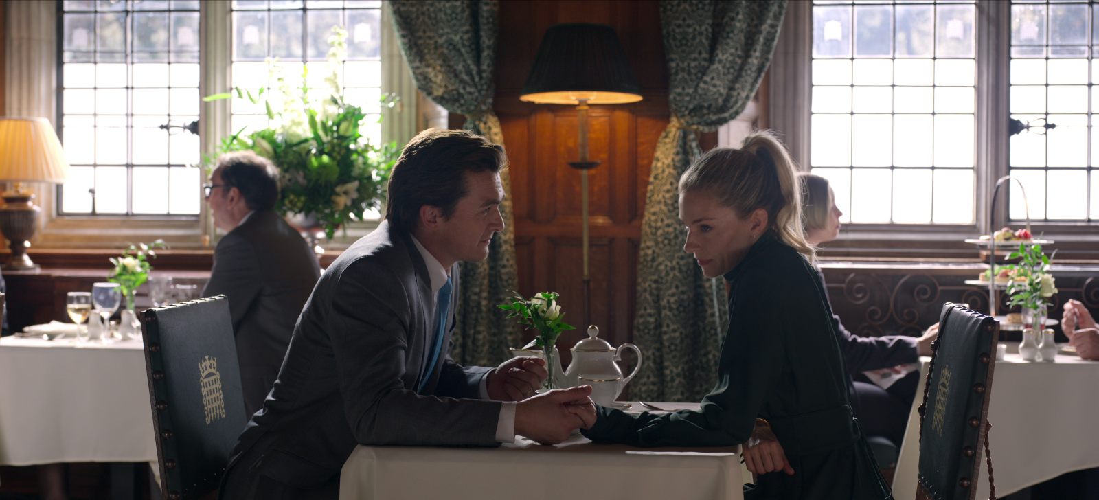 Rupert Friend och Sienna Miller i Anatomy of a Scandal