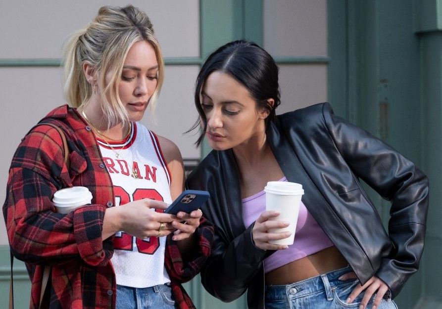 Hilary Duff och Francia Raisa i How I Met Your Father. Foto: Hulu Originals