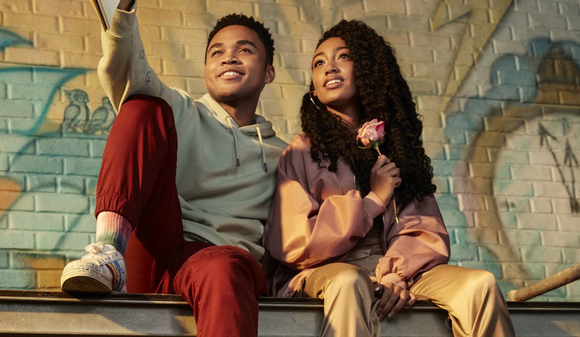 Chosen Jacobs och Lexi Underwood i Sneakerella. Foto: Disney+