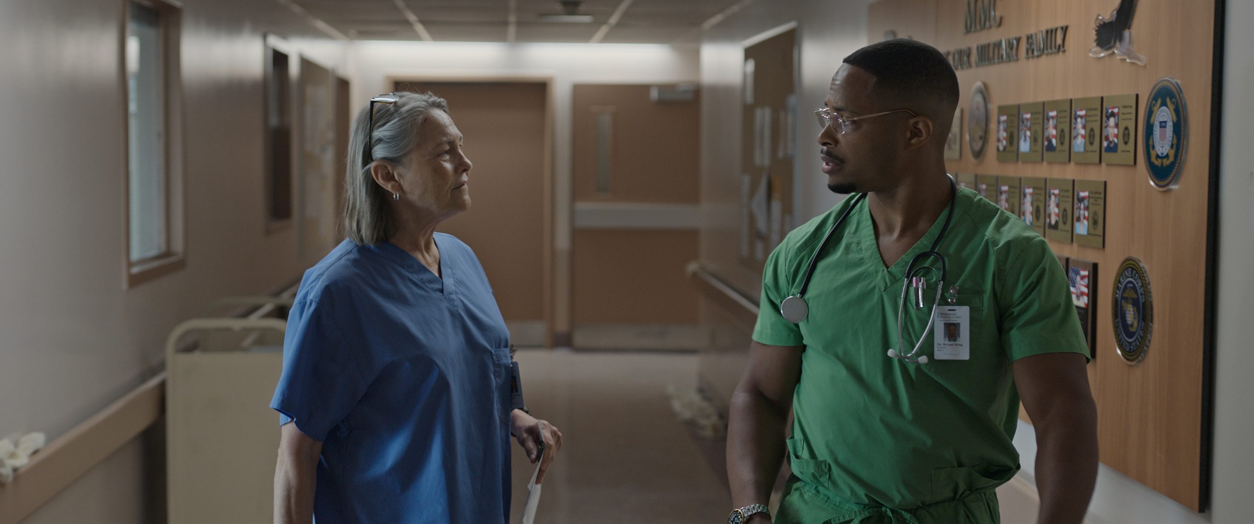 Cherry Jones och Cornelius Smith jr. är båda lysande i Five Days at Memorial. Foto: Apple TV+.