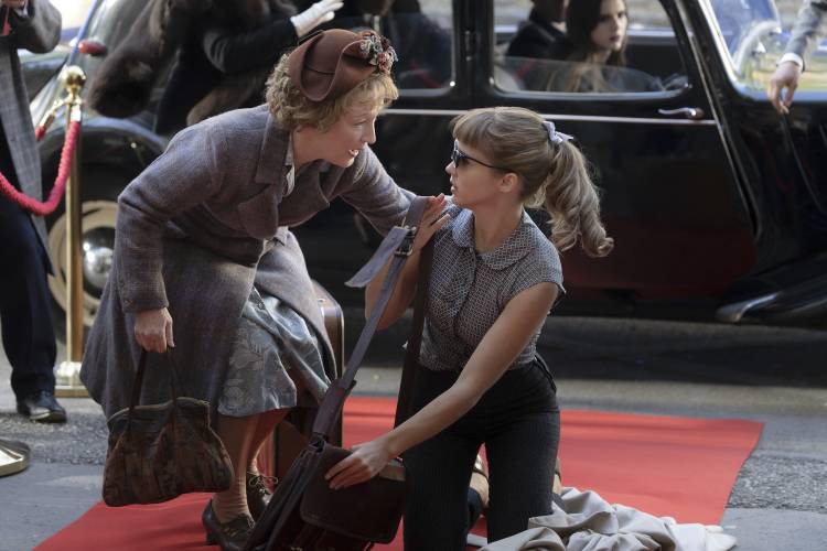 Lesley Manville och Alba Baptista i "Mrs. Harris Goes to Paris" (2022). Foto: Focus Features.