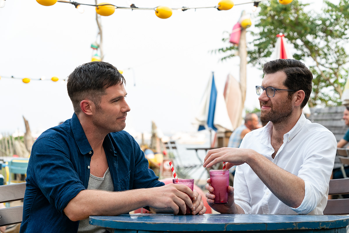 Billy Eichner och Luke Macfarlane i "Bros" (2022). Foto: Universal Pictures.