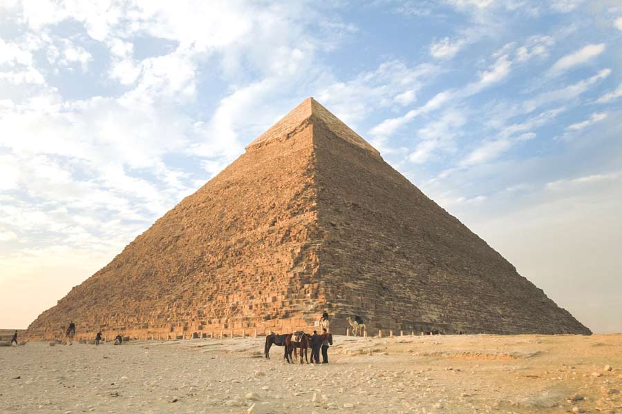 Vem fan tror du byggde pyramiderna