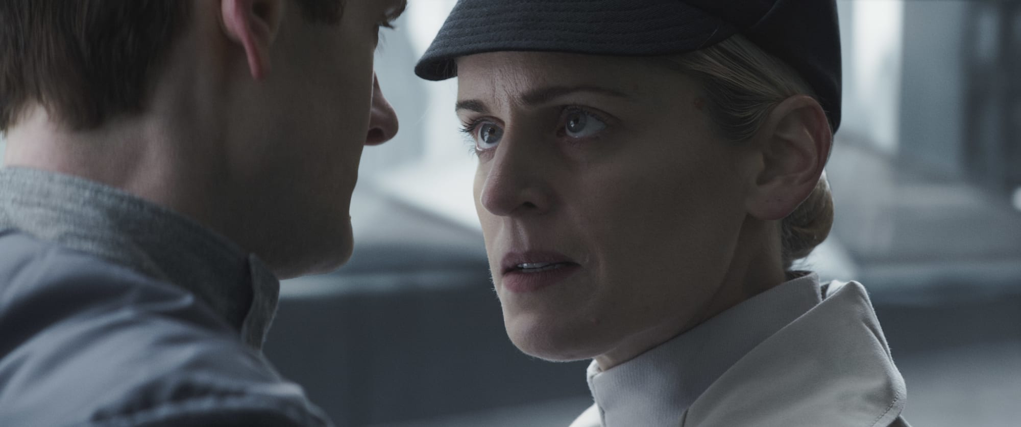 Denise Gough har verkligen lyckats med att se ut som en rymdnazist. Bra jobbat! Foto: Disney+.