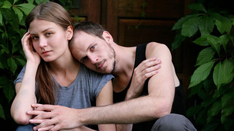 Malin Buska och Gustaf Skarsgård i Happy End