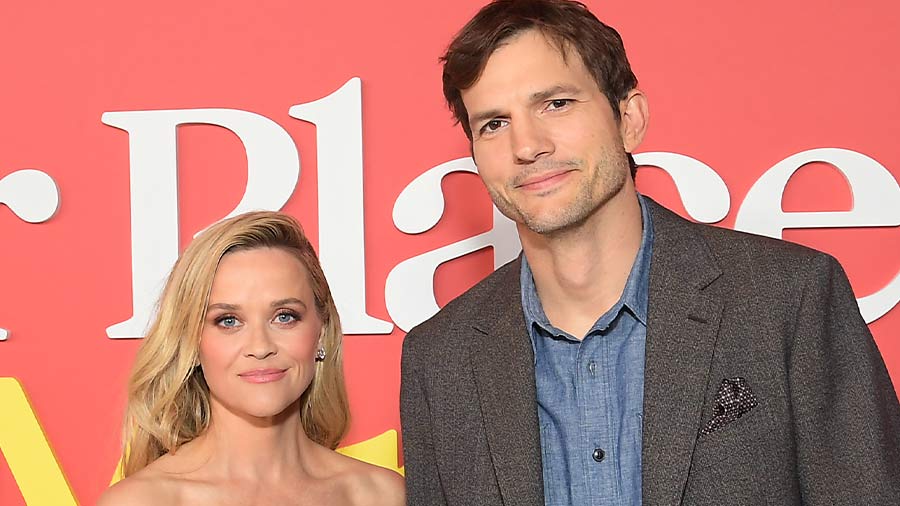 Ashton Kutcher förklarar de stela bilderna med Reese Witherspoon