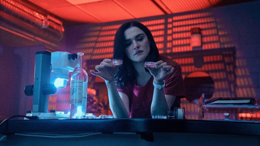 Rachel Weisz som Ellit i Dead Ringers (2023)