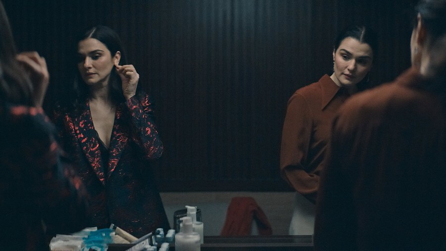 Rachel Weisz porträtterar båda systrarna i Dead Ringers (2023)