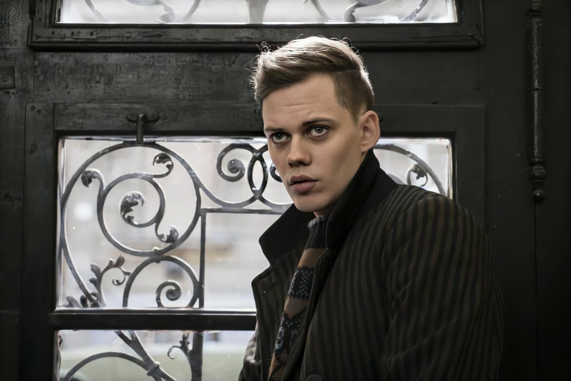 Vid det här laget har Bill Skarsgård bevisat att han kan göra det mesta. Bilden är tagen från Atomic Blonde. Foto: Focus Features.