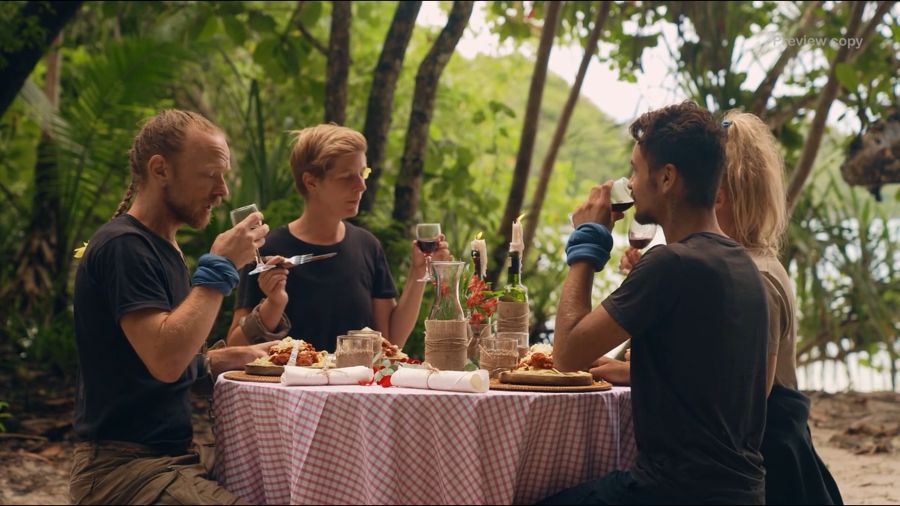 Lyxmiddag och musiknummer får Robinson-deltagare att gråta rakt ut