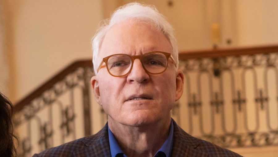 Steve Martin i Only Murderers in the Building på Disney+