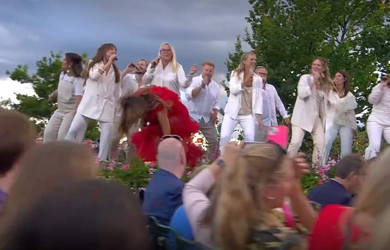 Här gräver Carola upp ny blomma i Allsång på Skansen – 18 år efter skandalen