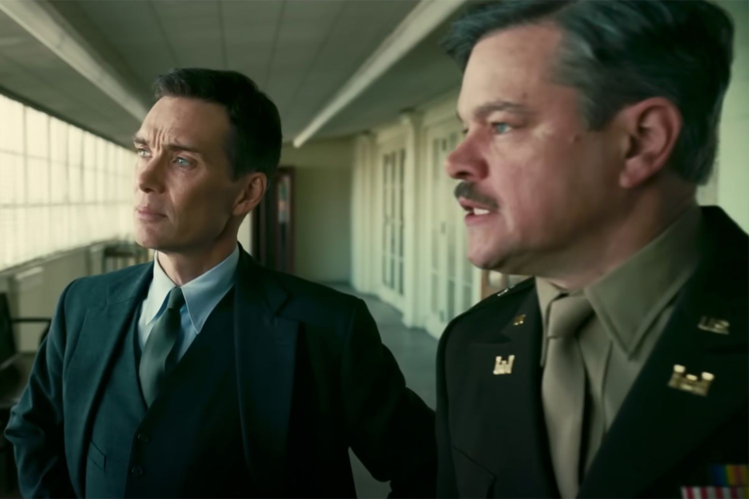 Robert Oppenheimer (Cillian Murphy) och general Groves (Matt Damon i Los Alamos, den lilla staden som byggdes specifikt för att samla alla framstående vetenskapsmän som behövdes för att skapa atombomben. Foto: Universal Pictures,