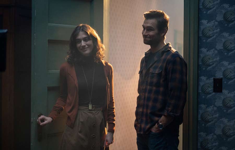 Lizzy Caplan och Antony Starr i Cobweb