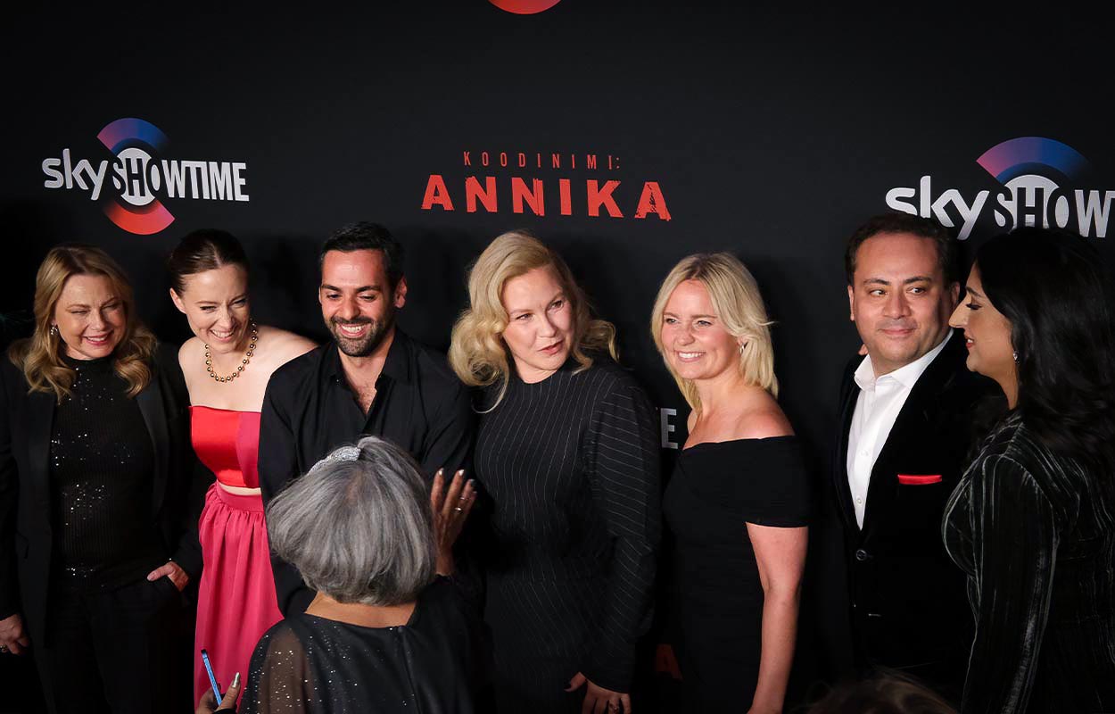 Gruppbild – BILDSPECIAL: Filmtopp på galapremiären för Kodnamn: Annika